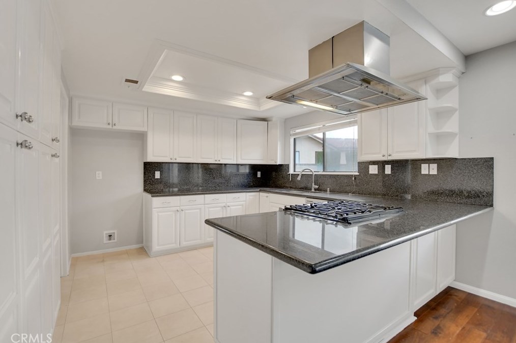 1325 Shakespeare Dr, Riverside CA  92506-5378 exterior