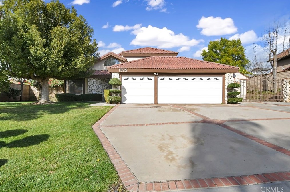 1325 Shakespeare Dr, Riverside CA  92506-5378 exterior