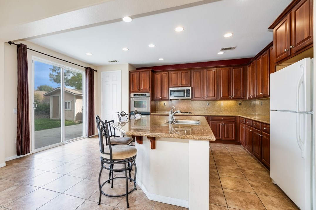 1550 Phoenix Dr, Beaumont CA  92223-7813 exterior