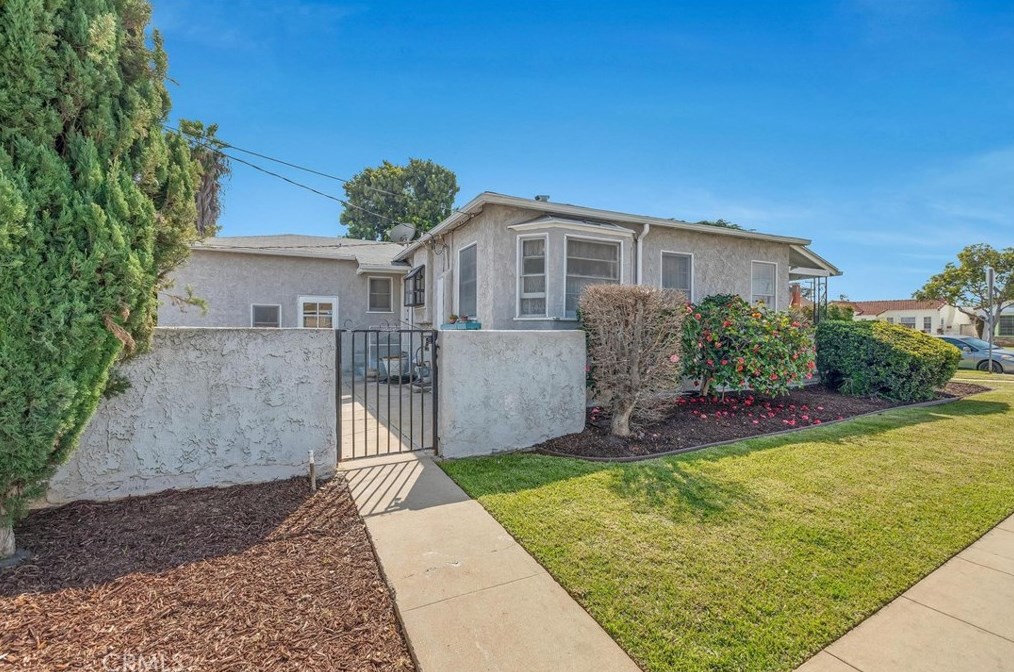 1300 Vancouver Ave, Los Angeles CA  90022-4917 exterior
