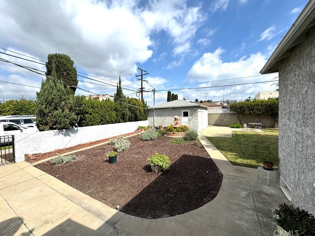 1300 Vancouver Ave, Los Angeles CA  90022-4917 exterior
