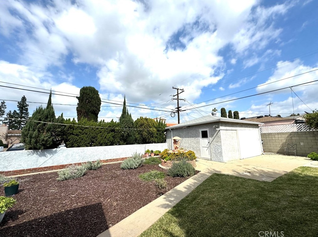 1300 Vancouver Ave, Los Angeles CA  90022-4917 exterior