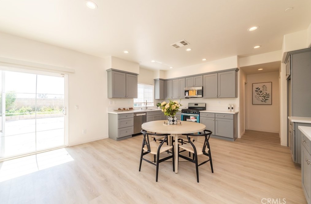 15657 Fontlee Ln, Fontana CA  92335-5480 exterior