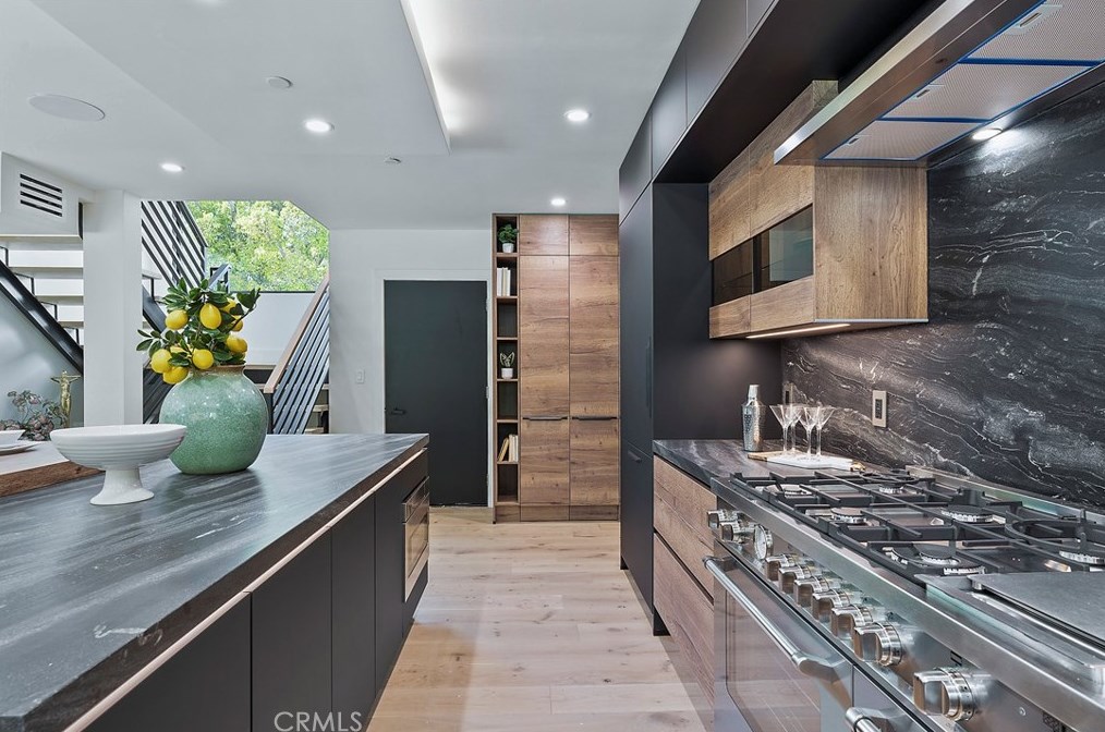 411 26th St, Santa Monica CA  90402-3105 exterior