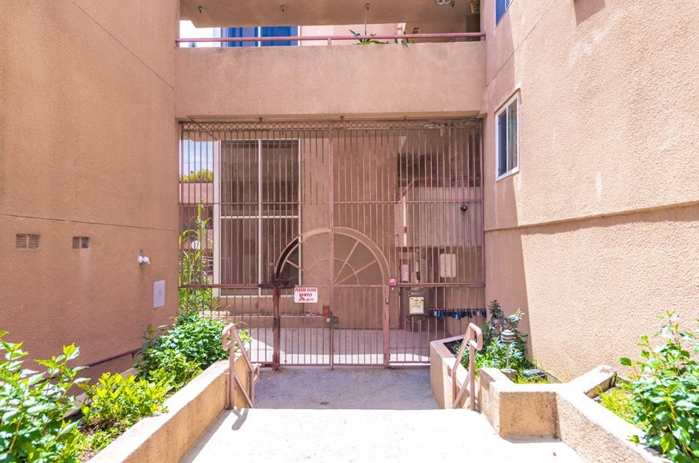 918 College St, Los Angeles CA  90012-5925 exterior