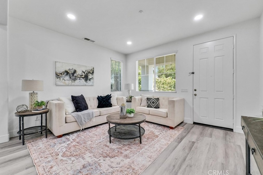 6158 Kingsmill Ct, Fontana CA  92336-5699 exterior