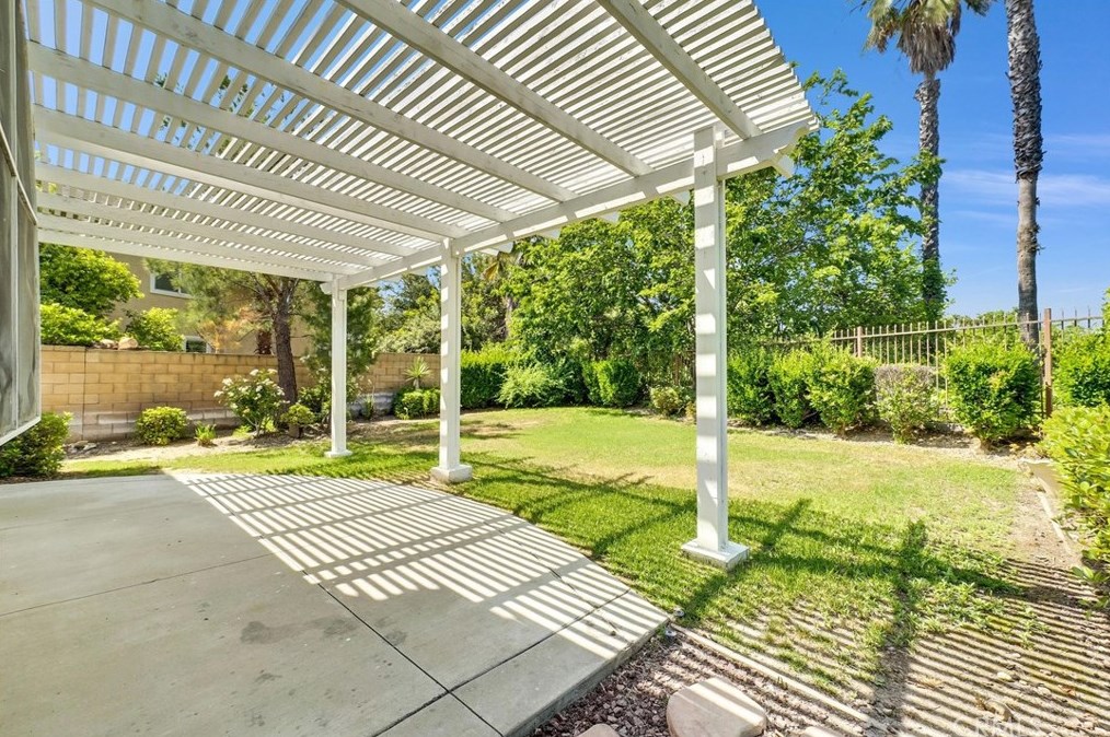 6158 Kingsmill Ct, Fontana CA  92336-5699 exterior