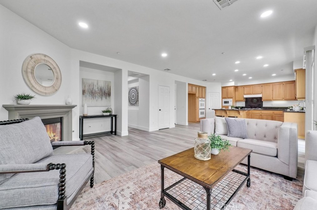 6158 Kingsmill Ct, Fontana CA  92336-5699 exterior