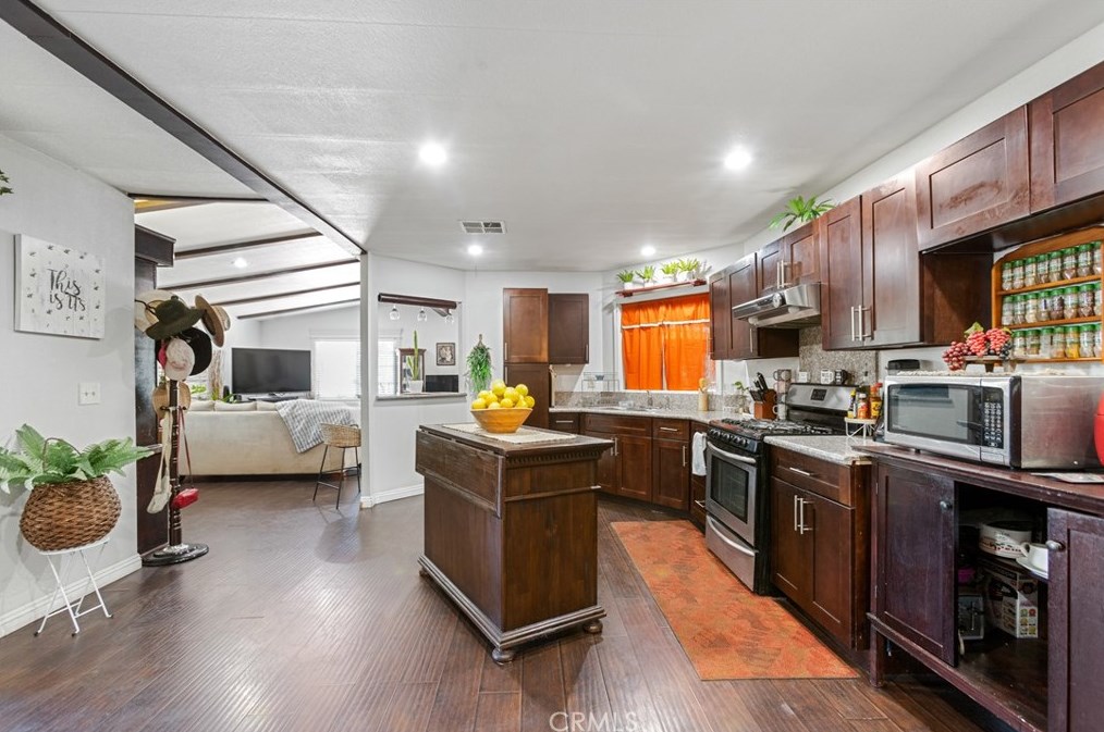 367 Siesta Ct, Hemet CA  exterior