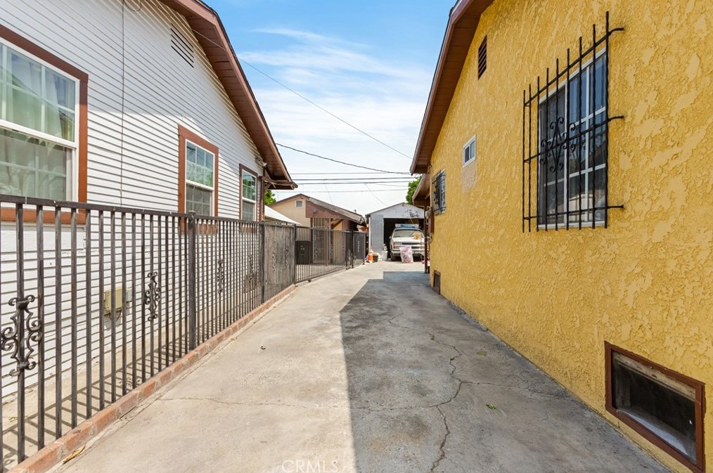 139 88th Pl, Los Angeles CA 90003-3413 exterior