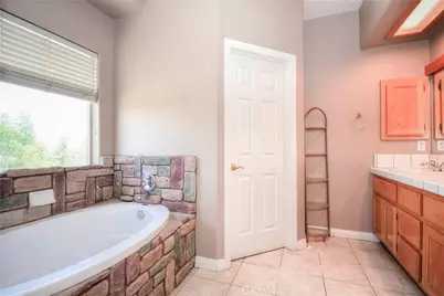 11020 Lantry, Oak Hills, CA 92344 - Photo 33