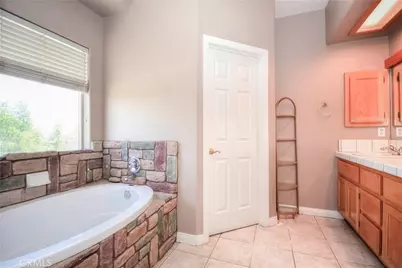 11020 Lantry, Oak Hills, CA 92344 - Photo 41