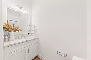 100 Country Club Dr, Burbank, CA 91501 - Photo 25