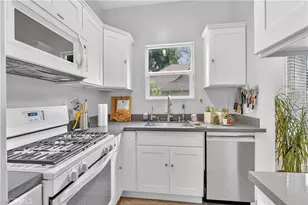 201 W 49th, Los Angeles, CA 90037 - Photo 33