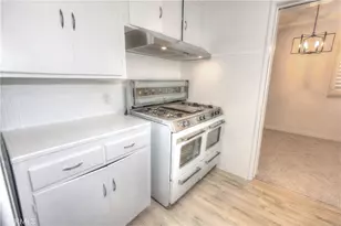 8725 S Gramercy Pl, Los Angeles, CA 90047 - Photo 31