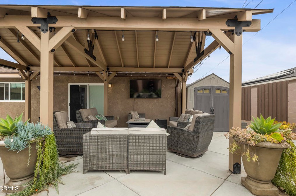 1010 Olive St, Oxnard CA 93033-5024 exterior