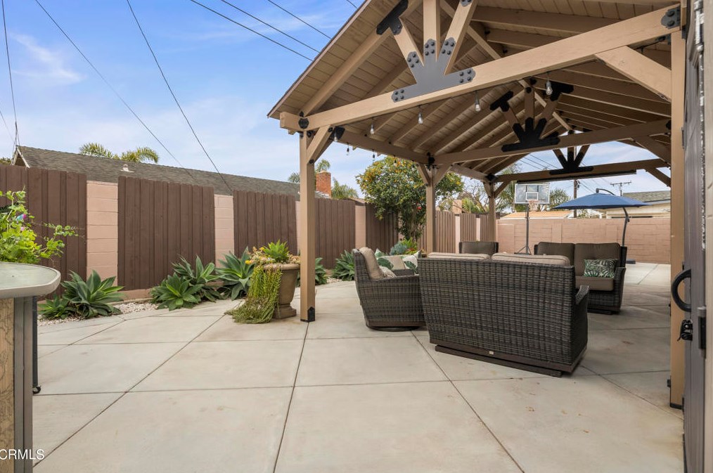 1010 Olive St, Oxnard CA 93033-5024 exterior