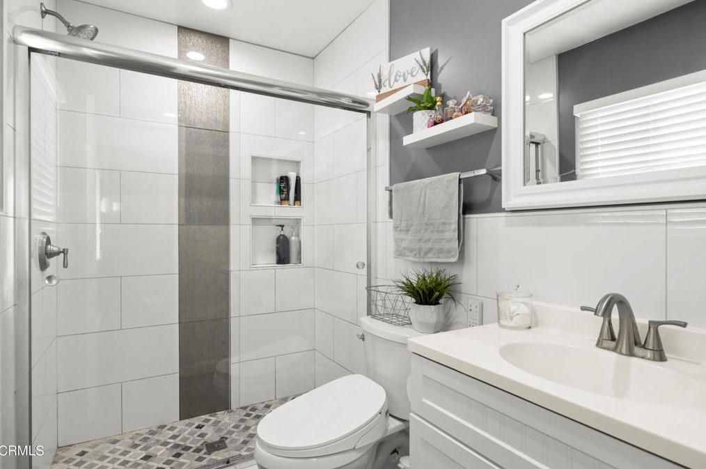 1010 Olive St, Oxnard CA 93033-5024 exterior