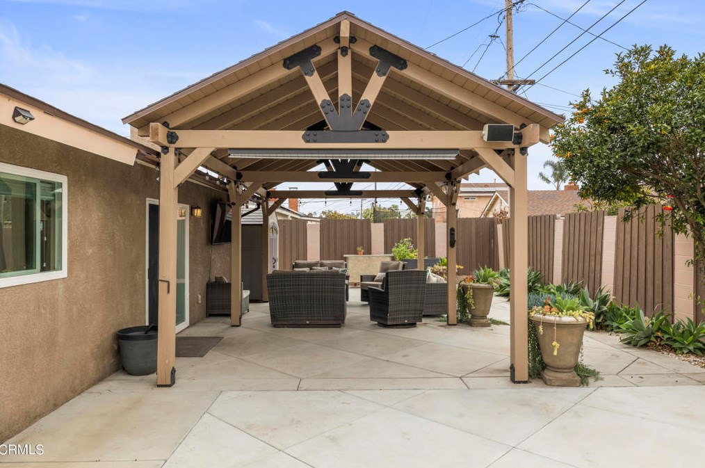 1010 Olive St, Oxnard CA 93033-5024 exterior