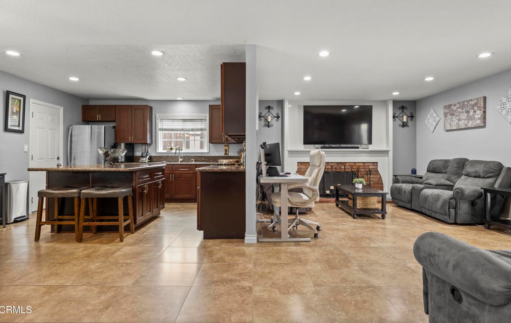 1010 Olive St, Oxnard CA 93033-5024 exterior