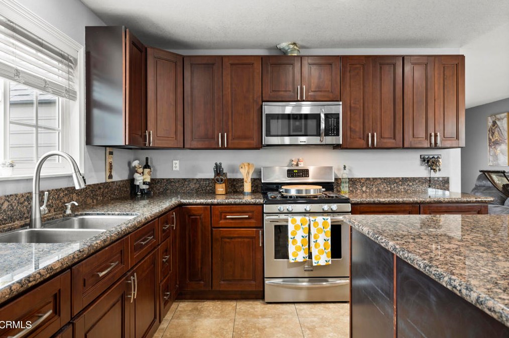 1010 Olive St, Oxnard CA 93033-5024 exterior