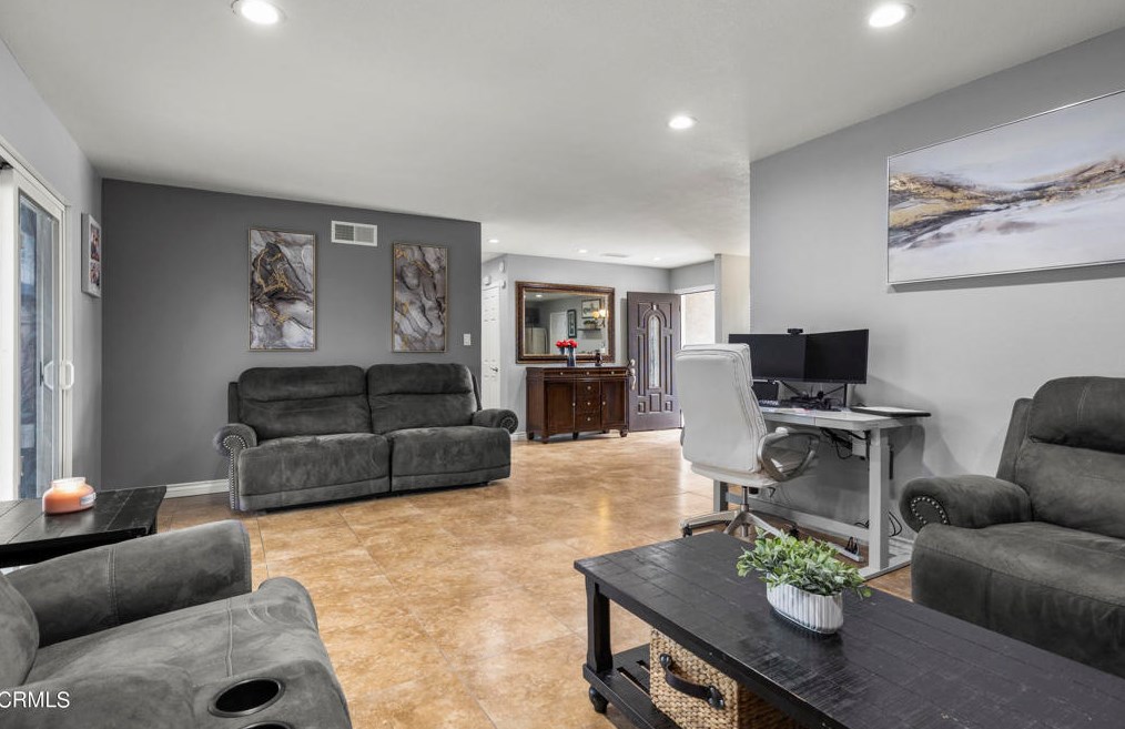 1010 Olive St, Oxnard CA 93033-5024 exterior