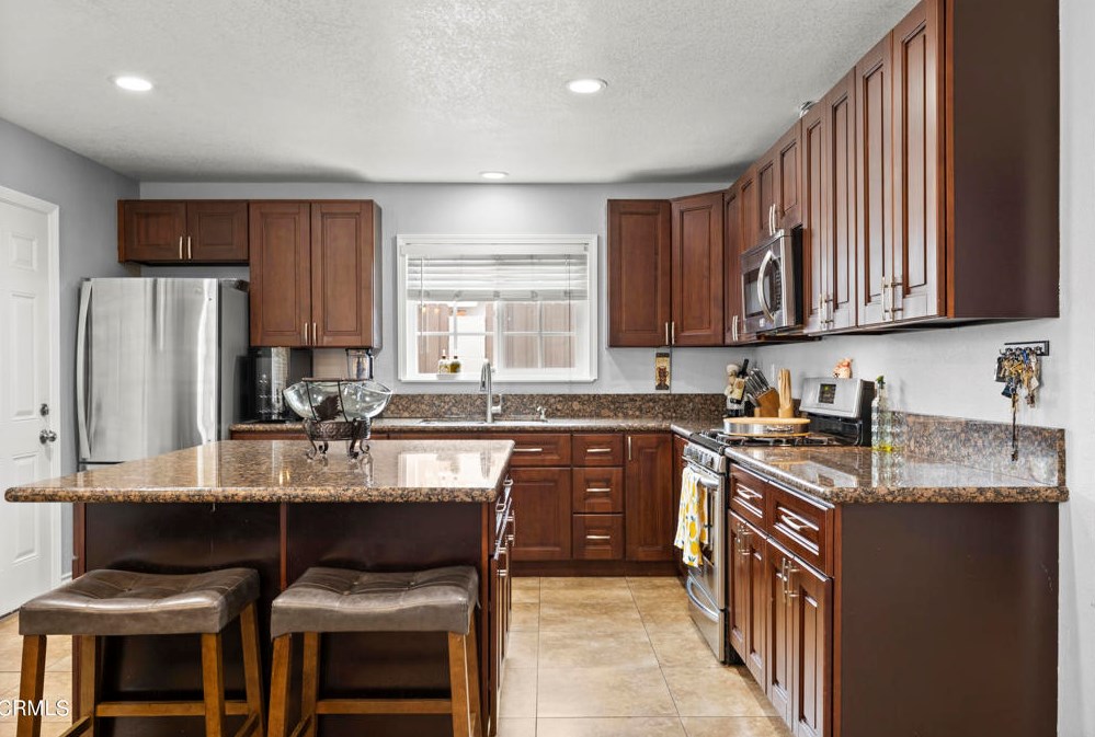 1010 Olive St, Oxnard CA 93033-5024 exterior