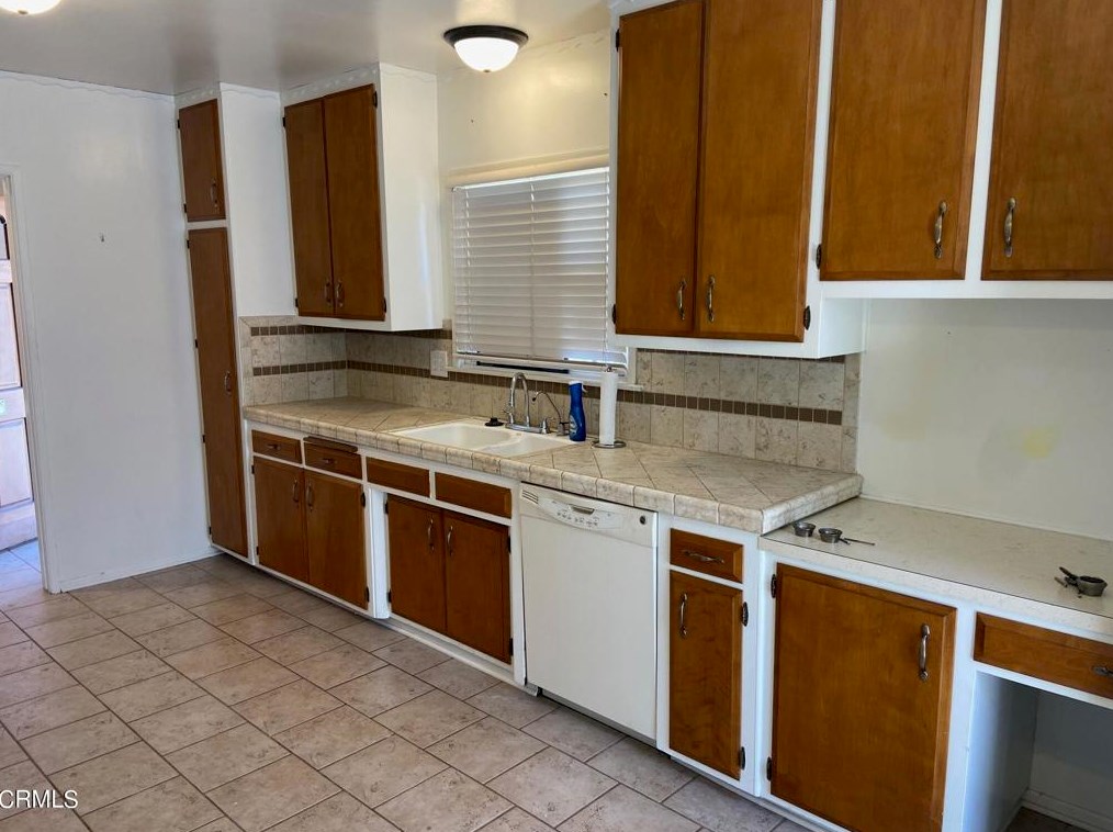 3611 E St, Oxnard CA 93033-6055 exterior