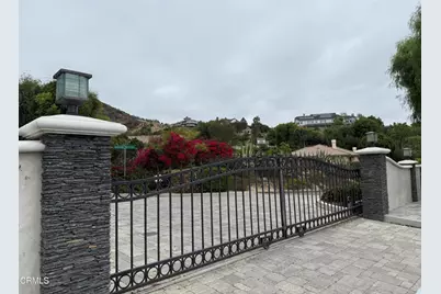 390 E Highland Hills Drive, Camarillo, CA 93010 - Photo 3