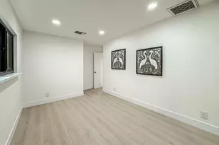 20930 Almazan Rd, Woodland Hills, CA 91364 - Photo 27