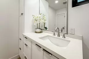 20930 Almazan Rd, Woodland Hills, CA 91364 - Photo 31