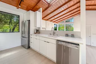20930 Almazan Rd, Woodland Hills, CA 91364 - Photo 7
