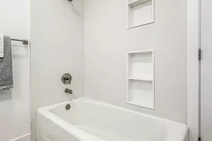 20930 Almazan Rd, Woodland Hills, CA 91364 - Photo 29