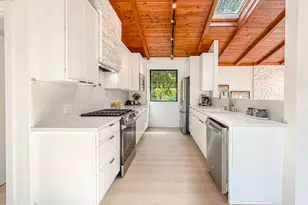 20930 Almazan Rd, Woodland Hills, CA 91364 - Photo 9