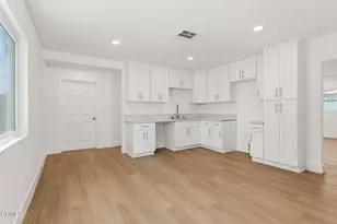 22016 Schoolcraft St, Los Angeles, CA 91303 - Photo 11
