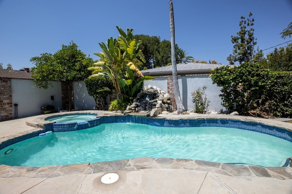 221 Shamrock Ave, Monrovia CA  91016-3026 exterior