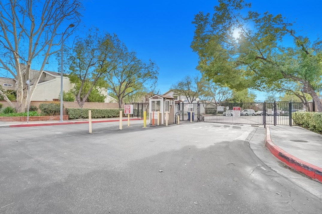 11384 Dronfield Ter, Los Angeles CA  91331-1496 exterior