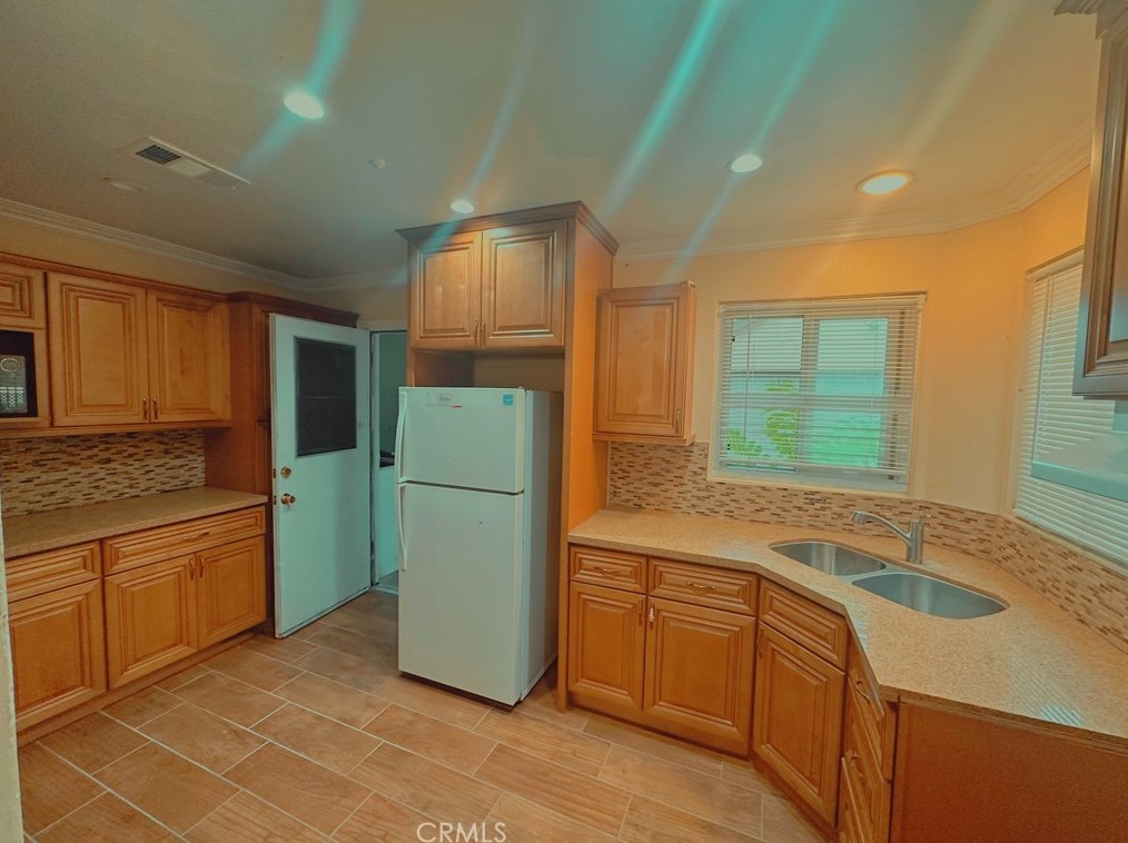 1526 Huntington St, Pomona CA  91766-5035 exterior