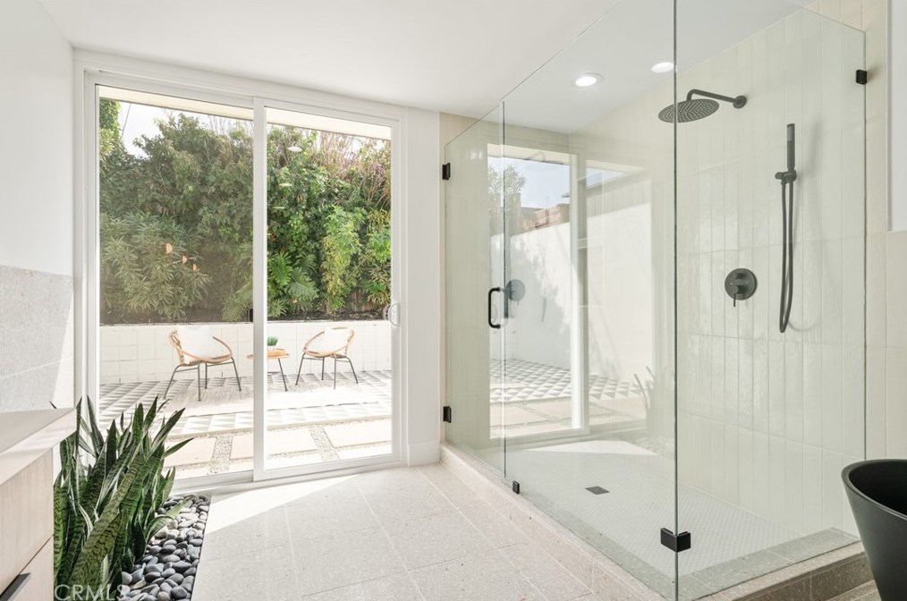 6646 Bedford Ave, Los Angeles CA  90056-2104 exterior