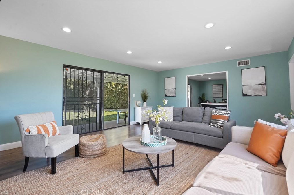 14841 Community St, Van Nuys CA  91402-3555 exterior