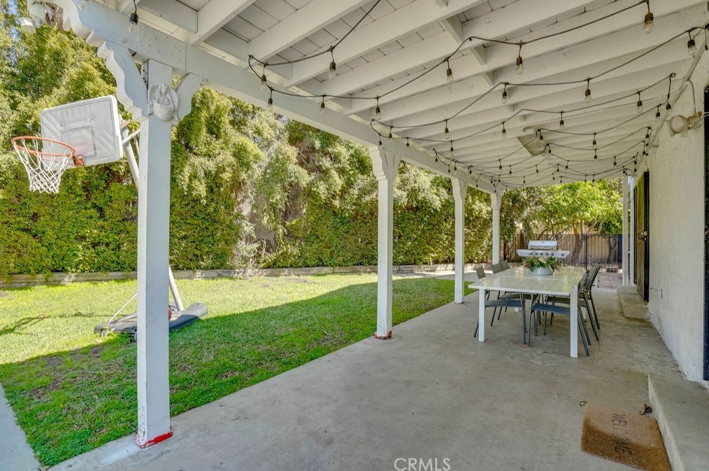 14841 Community St, Van Nuys CA  91402-3555 exterior