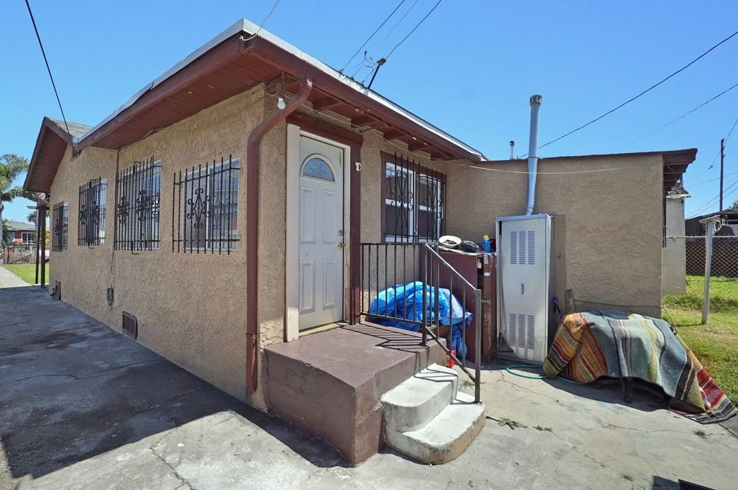 842 89 St, Los Angeles CA  90003-3706 exterior