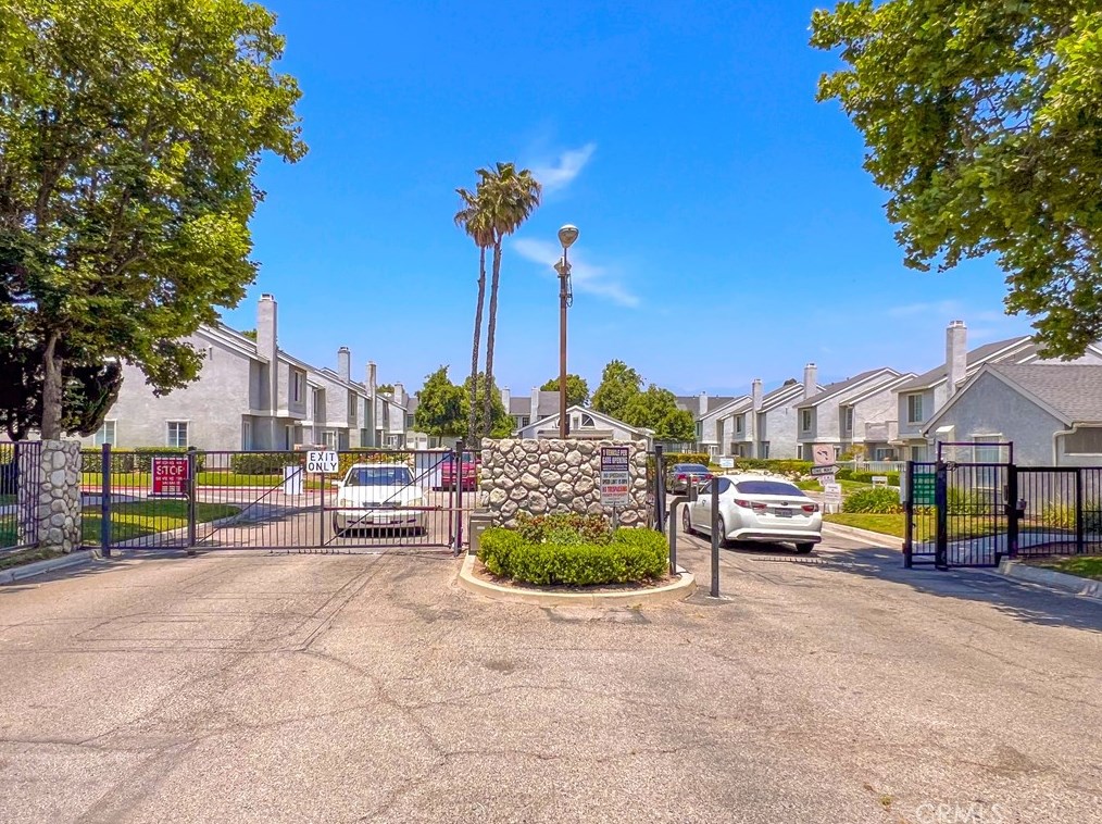 182 Walnut Ave, Rialto CA  92376-3598 exterior