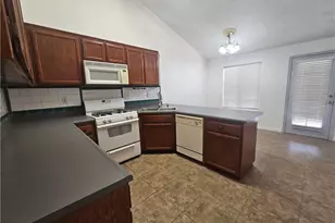 5411 Los Amigos Dr, Bakersfield, CA 93307 - Photo 7