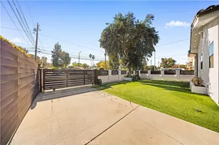 22913 Burbank, Woodland Hills, CA 91367 - Photo 23