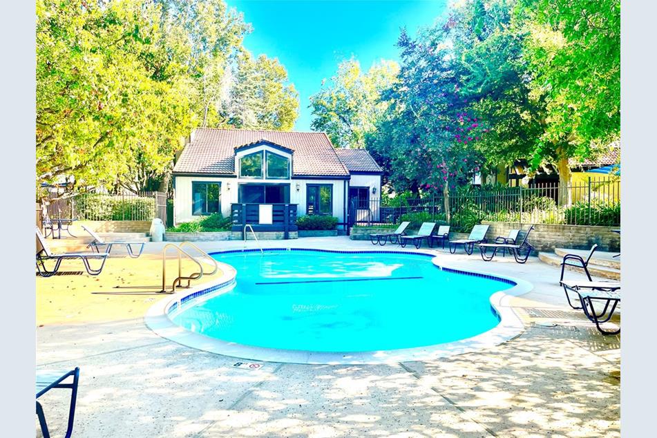 21821 Burbank Blvd 138, Woodland Hills, CA 91367 MLS PF24179212