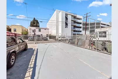 825 W 40th Pl, Los Angeles, CA 90037 - Photo 1