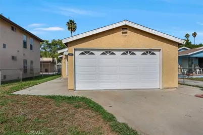 323 E 102nd St., Los Angeles, CA 90003 - Photo 1