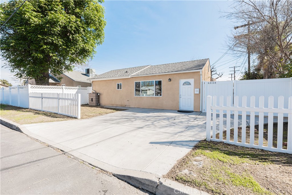 6848 Willis Ave, Van Nuys, CA 91405 - MLS SR25035968 - Coldwell Banker