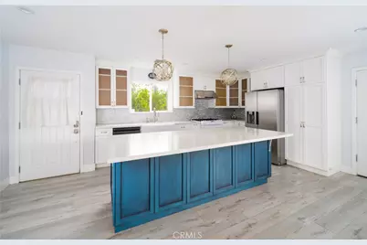 22149 Victory Boulevard, Woodland Hills, CA 91303 - Photo 1